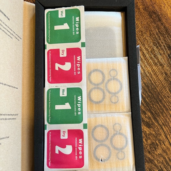 ☀️🆕 iPhone 13 Pro Screen Protector Kit - Picture 2 of 9